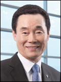 김광석(기업인/참존화장품대표이사회장)
지난 10일 서울 대치동 아우디센터대치점(참존빌딩) 6층. 정장 차림의 한 노신사가 허리를 곳게 펴고 앉아 무대위 ‘람보르기니 아벤타도르 LP700-4 로드스터’를 뚫어져라 응시하고 있었다. 차에 대한 프레젠테이션이 끝나고 사진 촬영이 시간이 되자 그는 서둘러 자리를 박차고 일어났다.
