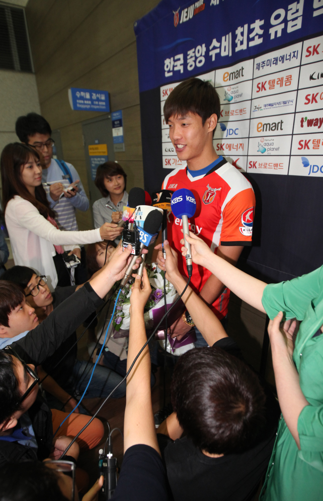 홍정호(축구선수/FC아우크스부르크수비수)
Hong Jeong-ho speaks to reporters at Incheon International Airport on Wednesday.   (Yonhap News)