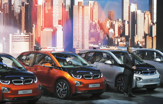 <YONHAP PHOTO-1383> BMW development head Herbert Diess presents the new BMW i3 electric car during the first press day of the 65th Frankfurt Auto Show in Frankfurt, Germany, Tuesday, Sept. 10, 2013. More than 1,000 exhibitors will show their products to the public from Sept. 12 through Sept.22, 2013. (AP Photo/Frank Augstein) /2013-09-10 16:42:24/ <저작권자 ⓒ 1980-2013 ㈜연합뉴스. 무단 전재 재배포 금지.>
BMW development head Herbert Diess presents the new BMW i3 electric car during the first press day of the 65th Frankfurt Auto Show in Frankfurt, Germany, Tuesday.   AP-Yonhap News