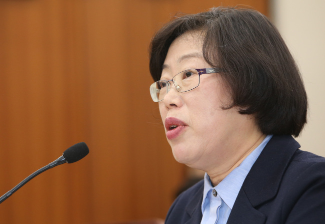 윤진숙(정무직공무원/전연구인/해양수산부장관)
윤진숙 해양수산부 장관은 11일 일본 후쿠시마 원전 사고로 제기된 방사능 오염 수산물 관련 정부 대책에 대해 “과학적 관점에서 얘기한다면 현재로서는 별로 문제가 없다고 생각한다”고 말했다.