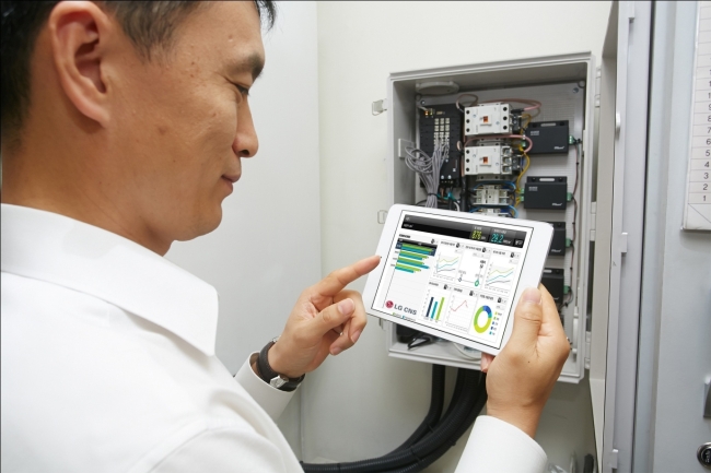 LG CNS’s energy management system for small and medium-sized shops allows users to check energy usage with their mobile devices. LG CNS’ engineer carries out an inspection at a client’s store.   LG CNS