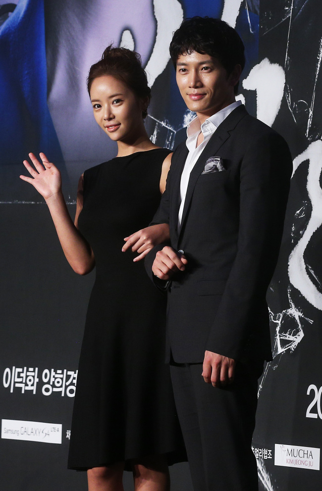 황정음(탤런트/가수),지성(곽태근/탤런트/영화배우)
<YONHAP PHOTO-1251> 지성-황정음, '비밀' 커플? (서울=연합뉴스) 홍기원 기자 = 배우 황정음(왼쪽)과 지성이 11일 오후 서울 강남구 삼성동 코엑스 인터콘티넨탈호텔에서 열린 KBS 2TV 수목드라마 '비밀'제작발표회에서 포즈를 취하고 있다. 2013.9.11 xanadu@yna.co.kr/2013-09-11 14:44:05/ <저작권자 ⓒ 1980-2013 ㈜연합뉴스. 무단 전재 재배포 금지.>
KBS’ “Secret Love” stars Hwang Jung-eum (left) and Ji Sung attend the drama’s press conference in Seoul on Wednesday.   Yonhap News