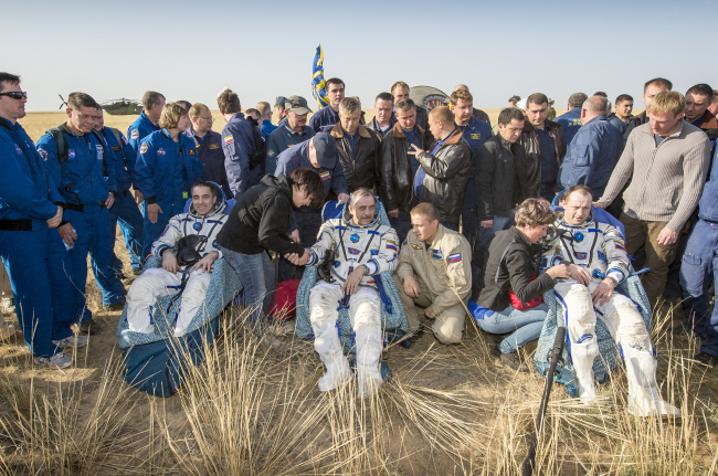 Astronauts Chris Cassidy (from left), Pavel Vinogradov and Alexander Misurkin sit in chairs shortly after landing in Zhezkazgan, Kazakhstan, Wednesday.
AP-Yonhap News
