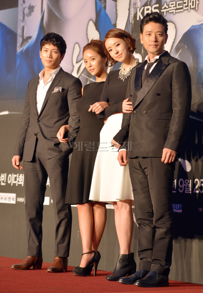 지성(곽태근/탤런트/영화배우),황정음(탤런트/가수),이다희(탤런트/영화배우),배수빈(윤태욱/탤런트/영화배우)
11일 오후 서울 삼성동 인터콘티넨탈 코엑스에서 열린 KBS 2TV 새 수목드라마 ‘비밀’의 제작발표회가 열렸다.