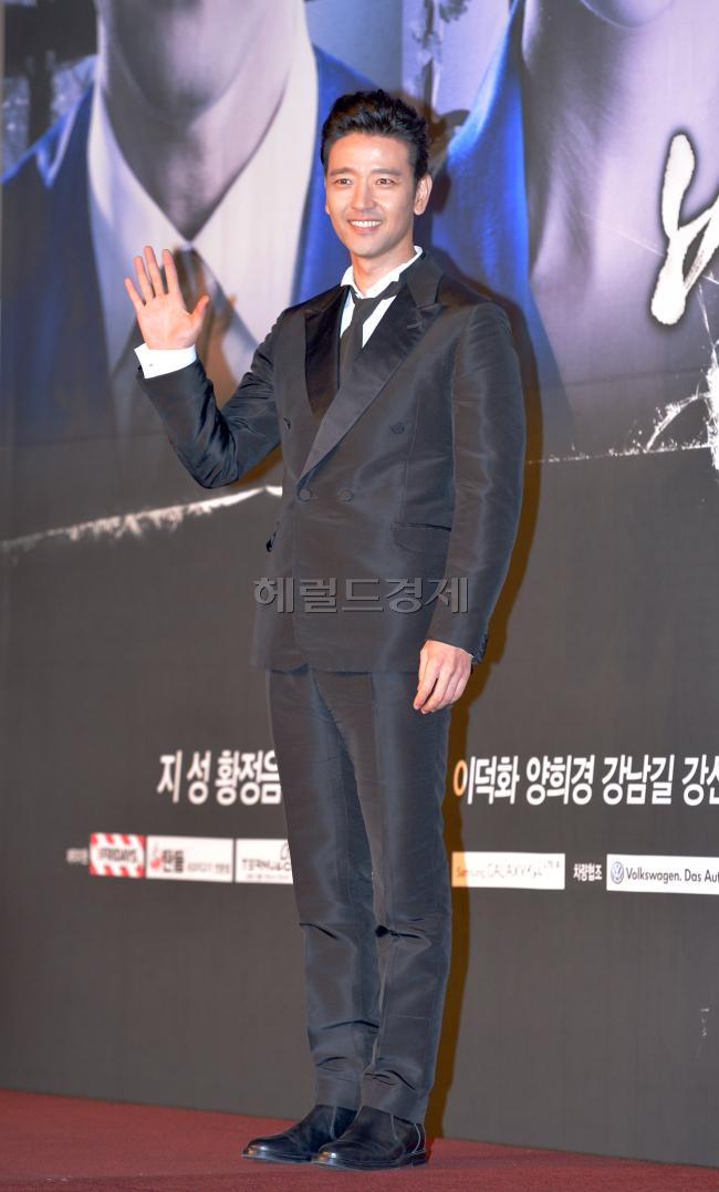 배수빈(윤태욱/탤런트/영화배우)
배우 배수빈이 11일 오후 서울 삼성동 인터콘티넨탈 코엑스에서 열린 KBS 2TV 새 수목드라마 ‘비밀’의 제작발표회에 참석했다. 이 자리에는 출연배우 지성, 황정음, 배수빈, 이다희를 비롯해 연출을 맡은 이응복 감독이 함께 참석해 자리를 빛냈다.