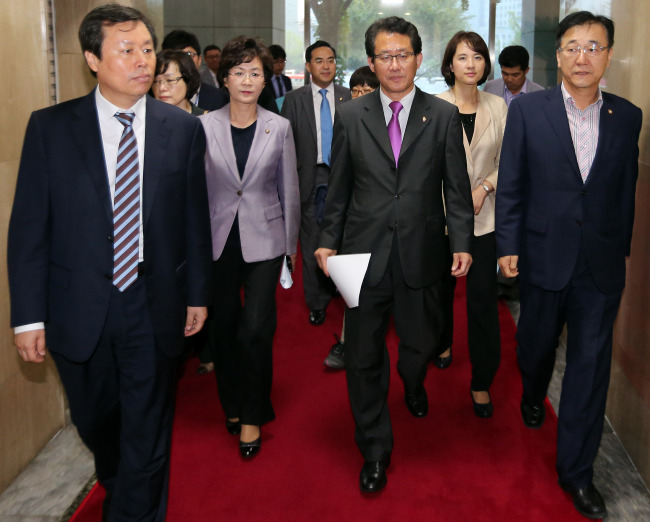 유기홍(국회의원/정당인/민주당국회의원)
Education Minister Seo Nam-soo announced Wednesday that the ministry will reexamine all the eight recently approved history textbooks including one authored by conservative scholars.