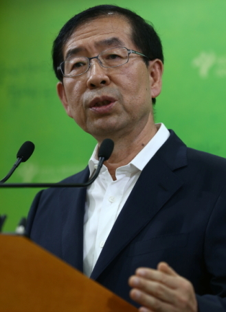 박원순(광역단체장/변호사/서울특별시시장)
Political fighting is escalating over Seoul City’s troubled free child care program in what is seen as a prelude to next year’s local elections.