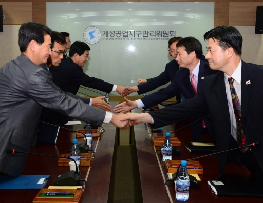 Delegates from South and North Korea shake hands during their talks in Gaeseong, North Korea on Wednesday. (Yonhap News)