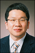 최창원(기업인/SK가스대표이사/SK케미칼대표이사부회장/SK가스사내이사)
최창원 부회장이 SK건설 부회장과 이사회 의장직에서 스스로 물러나는 것에 재계도 관심을 기울이고 있다. 최 부회장의 자진 사퇴는 재계 전체적으로도 영향이 있을 수 있는 간단치 않은 행간이 숨어 있기 때문이다.