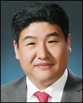 김영진(기업인/미래엔대표이사사장)
교육출판전문기업 ㈜미래엔(옛 대한교과서)의 김영진<사진> 대표가 오는 13일 세종문화회관에서 열리는 ‘제25회 인쇄문화의 날’ 기념식에서 인쇄문화 발전에 기여한 공로로 국무총리 표창을 수상한다.