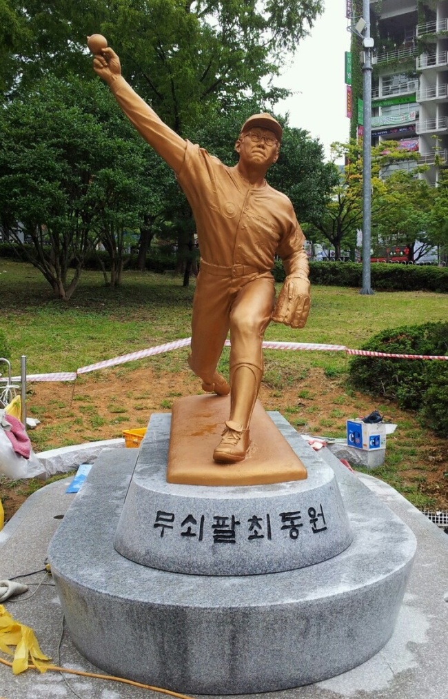 청년 최동원이 돌아왔다. 그가 다시 선 곳은 무쇠팔 흔들며 그토록 오고 싶어 했던 고향 부산 사직야구장. 팬들에게 마지막으로 보였던 병약한 얼굴도, 깡마른 몸도 아니다. 힘 있게 채는 단단한 오른팔에선 금방이라도 광속구가 튀어나올 것만 같다. 금테안경 너머론 타자를 주눅들게 했던 눈빛이 여전히 날카롭게 빛나는 듯하다.