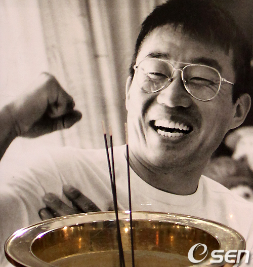최동원(스포츠인/야구감독)
청년 최동원이 돌아왔다. 그가 다시 선 곳은 무쇠팔 흔들며 그토록 오고 싶어 했던 고향 부산 사직야구장. 팬들에게 마지막으로 보였던 병약한 얼굴도, 깡마른 몸도 아니다. 힘 있게 채는 단단한 오른팔에선 금방이라도 광속구가 튀어나올 것만 같다. 금테안경 너머론 타자를 주눅들게 했던 눈빛이 여전히 날카롭게 빛나는 듯하다.