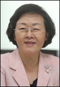신연희(기초단체장/서울특별시강남구구청장)
구룡마을 개발방식을 놓고 서울시와 갈등을 빚고 있는 신연희<사진> 강남구청장이 최근 “일부 환지방식시행을 조속히 취소해 달라”는 내용의 공개서한문을 박원순 서울시장에게 보냈다.
