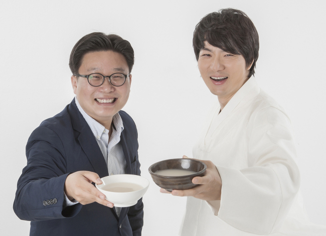 서경덕(교수/성신여자대학교교수),송일국(탤런트/영화배우)
배우 송일국의 막걸리 광고가 태국 최대 휴양지인 파타야 시 메인 전광판에서 상영된다.