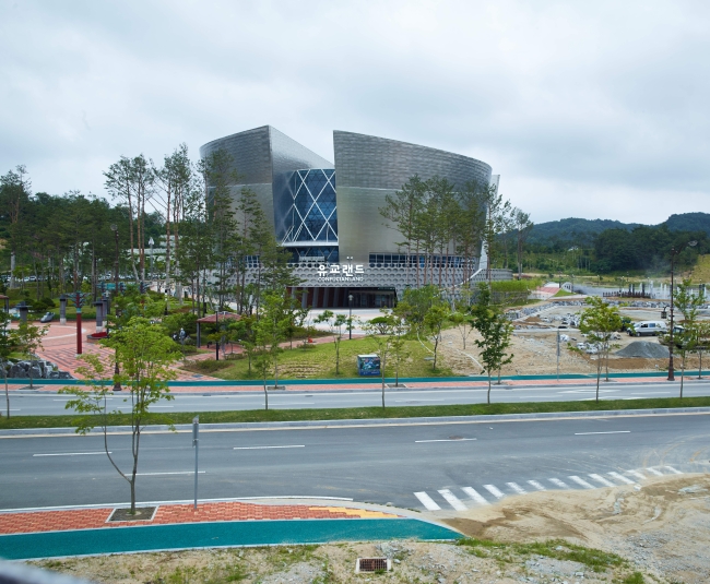 유교문화를 스토리텔링화한 전시 체험 테마파크 ‘유교랜드’가 지난 6월 1일 개장했다. 안동시 성곡동 안동문화관광단지 내에 자리 잡은 유교랜드는 우리 정신문화의 뿌리인 유교문화를 체험하고 배울 수 있는 곳이다. 어려운 유교문화를 즐기면서 쉽게 이해할 수 있는 에듀테인먼트 공간으로 좋은 반응을 얻고 있다. 인문학의 중요성이 날로 커지고 있는 요즘 가볼 만한 공간이다.