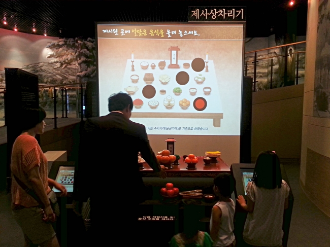 유교문화를 스토리텔링화한 전시 체험 테마파크 ‘유교랜드’가 지난 6월 1일 개장했다. 안동시 성곡동 안동문화관광단지 내에 자리 잡은 유교랜드는 우리 정신문화의 뿌리인 유교문화를 체험하고 배울 수 있는 곳이다. 어려운 유교문화를 즐기면서 쉽게 이해할 수 있는 에듀테인먼트 공간으로 좋은 반응을 얻고 있다. 인문학의 중요성이 날로 커지고 있는 요즘 가볼 만한 공간이다.