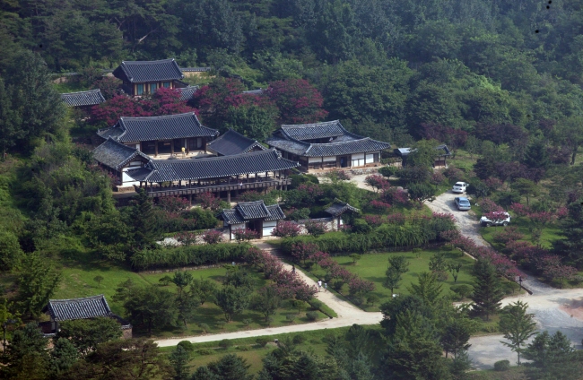 경북 안동을 처음 찾는 사람은 우선 그 넓이에 놀라게 된다. 내륙지방에 있는 작은 도시라고 생각하면 오산이다. 그 넓은 시내와 외곽 곳곳에는 고택, 종택과 향교, 서원, 그리고 다양한 문화재가 퍼져 있다. 하지만 이를 그냥 둘러보면 별로 재미를 느낄 수 없고 여행도 싱겁게 끝날 수 있다. 전통적 유교문화가 살아 숨쉬는 점을 보고 느끼면서 여행을 즐겨야 한다는 말이다.