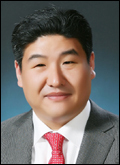 김영진(기업인/미래엔대표이사사장)
교육출판전문기업 ㈜미래엔(옛 대한교과서)의 김영진<사진> 대표가 오는 13일 세종문화회관에서 열리는 ‘제25회 인쇄문화의 날’ 기념식에서 인쇄문화 발전에 기여한 공로로 국무총리 표창을 수상한다.
