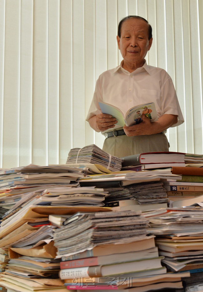 김명년(공무원/한국기술사회)
그의 손이 떨렸다. 나이 때문이기도 했다. 1932년생, 올해로 82세인 김명년 기술사. 그는 대한민국 1회 기술사 출신이다.