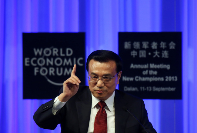 리커창(LiKeqiang/정치인/중국국무원총리)
Chinese Premier Li Keqiang said the foundations of a growth rebound aren’t solid while cautioning that stimulus won’t help resolve deep-rooted issues in the world’s second-largest economy.