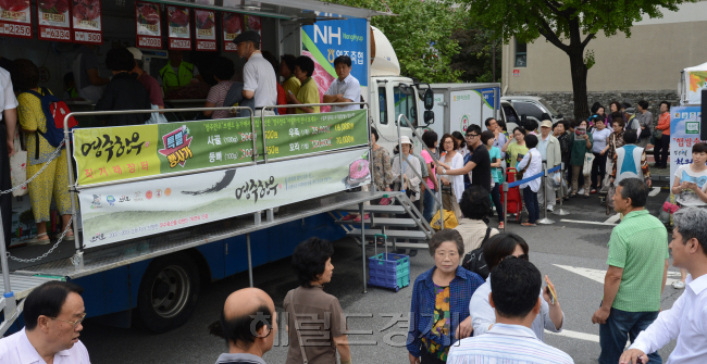 12일 추석을 앞두고 강남구청 주차장에서 직거래장터가 열려 산지 농민들과 시민들이 농산물을 거래하고 있다.<br />정희조 기자/checho@heraldcorp.com 130912
12일 추석을 앞두고 강남구청 주차장에서 직거래장터가 열려 산지 농민들과 시민들이 농산물을 거래하고 있다.
정희조 기자/checho@heraldcorp.com 130912
12일 추석을 앞두고 강남구청 주차장에서 직거래장터가 열려 산지 농민들과 시민들이 농산물을 거래하고 있다.
정희조 기자/checho@heraldcorp.com 130912
직거래장터서 넉넉한 한가위