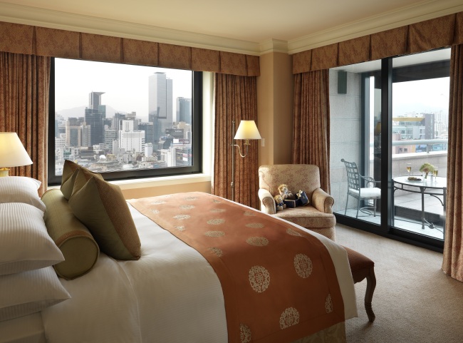 Celebrating the hotel’s 50th anniversary, Sheraton Grande Walkerhill and W Seoul Walkerhill have planned special gourmet menus and events to appeal to food lovers. At restaurant CLOCK16, Michelin-star Italian chef Igor Macchia will organize an Italian menu prepared with locally grown ingredients paired with Luce & Frescobaldi wine for 200,000 won.