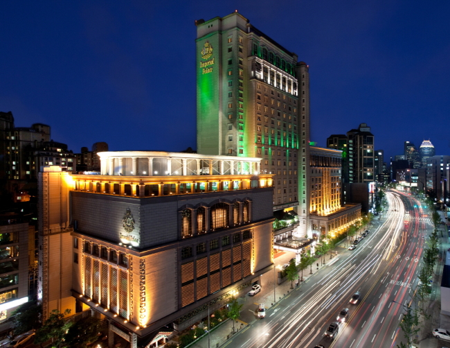 Celebrating the hotel’s 50th anniversary, Sheraton Grande Walkerhill and W Seoul Walkerhill have planned special gourmet menus and events to appeal to food lovers. At restaurant CLOCK16, Michelin-star Italian chef Igor Macchia will organize an Italian menu prepared with locally grown ingredients paired with Luce & Frescobaldi wine for 200,000 won.