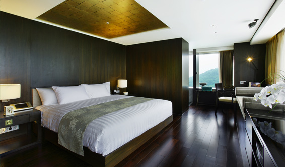 Celebrating the hotel’s 50th anniversary, Sheraton Grande Walkerhill and W Seoul Walkerhill have planned special gourmet menus and events to appeal to food lovers. At restaurant CLOCK16, Michelin-star Italian chef Igor Macchia will organize an Italian menu prepared with locally grown ingredients paired with Luce & Frescobaldi wine for 200,000 won.