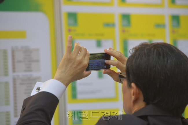 나이는 숫자에 불과하다. 우리는 아직 청춘이고, 팔팔하게 일할 수 있다. 12일 경기 일산 킨텍스에서 열린 ‘2013 중장년 채용 한마당’ 행사에서 한 구직자가 채용정보가 꽉찬 게시판을 스마트폰에 담고 있다.   김명섭 기자/msiron@heraldcorp.com
나이는 숫자에 불과하다. 우리는 아직 청춘이고, 팔팔하게 일할 수 있다. 12일 경기 일산 킨텍스에서 열린 ‘2013 중장년 채용 한마당’ 행사에서 한 구직자가 채용정보가 꽉찬 게시판을 스마트폰에 담고 있다.   김명섭 기자/msiron@heraldcorp.com