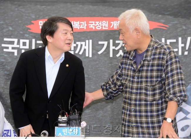 안철수 무소속 의원이 12일 오전 서울광장에 설치된 민주당 천막당사를 찾아 노숙투쟁 중인 김한길 민주당 대표를 찾아 이야기를 나누고 있다. 안 의원은 최근 천막당사 방문을 차례 추진했으나 민주당측과 일정 조율이 안돼 무산됐다가 이번에 성사됐다. 박해묵 기자/mook@heraldcorp.com