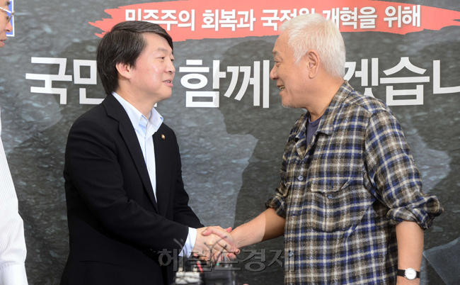 안철수(국회의원/국회),김한길(국회의원/민주당당대표)
안철수 무소속 의원이 12일 오전 서울광장에 설치된 민주당 천막당사를 찾아 노숙투쟁 중인 김한길 민주당 대표를 찾아 인사를 나누고 있다. 안 의원은 최근 천막당사 방문을 차례 추진했으나 민주당측과 일정 조율이 안돼 무산됐다가 이번에 성사됐다.