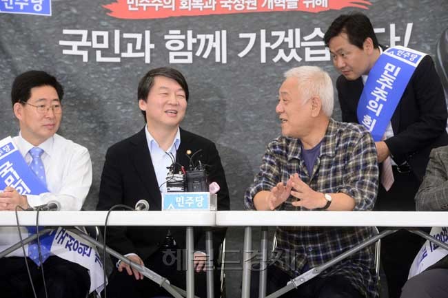 안철수(국회의원/국회),김한길(국회의원/민주당당대표)
안철수 무소속 의원이 12일 오전 서울광장에 설치된 민주당 천막당사를 찾아 노숙투쟁 중인 김한길 민주당 대표를 찾아 인사를 나누고 있다. 안 의원은 최근 천막당사 방문을 차례 추진했으나 민주당측과 일정 조율이 안돼 무산됐다가 이번에 성사됐다.