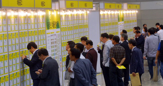 A job fair for the middle-aged and elderly, co-organized by the Federation of Korean Industries and major conglomerates, is crowded with job seekers at Kintex, west of Seoul, Thursday.   Kim Myung-sub/The Korea Herald