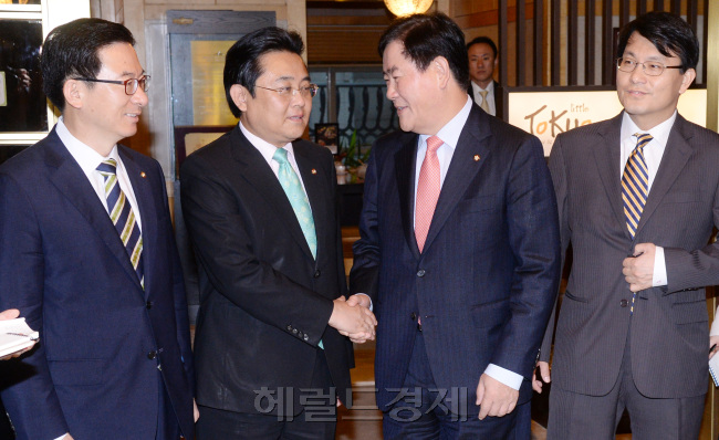 전병헌(국회의원/정당인/민주당원내대표),전병헌(국회의원/정당인/민주당원내대표)
여야 원내대표는 12일 조찬 모임을 갖고 추석 전 정국 정상화를 위한 박근혜 대통령과 여야 대표 회담 성사를 추진하기로 했다. 또 국회 정상화를 위한 구체적인 의사일정도 조율하기로 했다. 하지만 청와대 회담 의제에 대해서는 전혀 접근을 이루지 못해 성사 가능성은 여전히 불투명해졌다. 공은 청와대로 넘어간 모양새다.