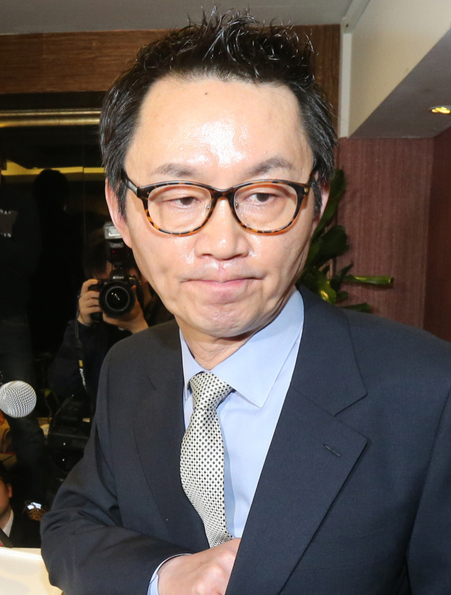 윤창중(전정무직공무원/전신문인)
U.S. authorities investigating the alleged sexual abuse case involving former presidential spokesperson Yoon Chang-jung have decided to indict him on misdemeanor sexual abuse charges and are waiting for the issuance of an arrest warrant from the court, Segye Ilbo reported Thursday.
