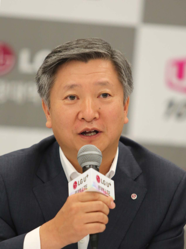 Lee Chang-woo, executive vice president of LG Uplus, announces a plan for the broadband LTE service in Seoul on Thursday.   LG Uplus