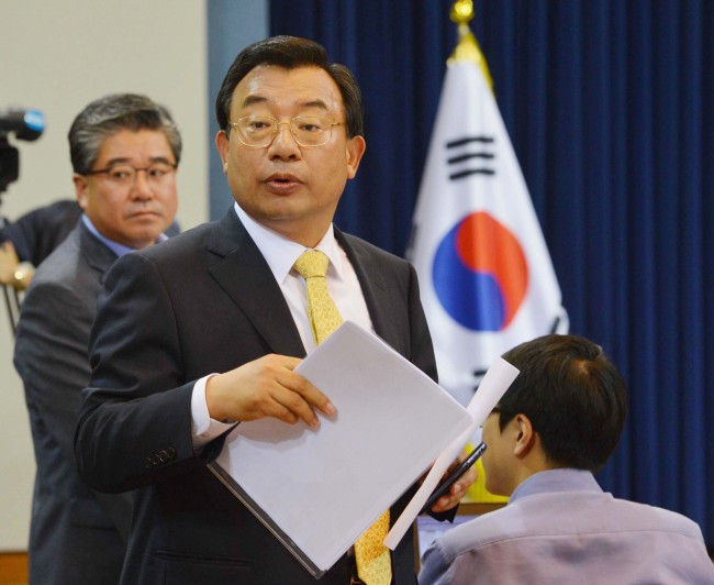 이정현 홍보수석이 12일 청와대에서 박근혜대통령이 국회를 방문, 국회의장단과 여야대표를 만나겠다는 청와대의 입장을 밝힌 후 기자들의 질문에 답변을 하고있다.<br />정희조 기자/checho@heraldcorp.com 130912