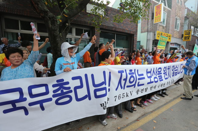 Miryang residents protest Wednesday during Prime Minister Chung Hong-won’s visit.   Yonhap News