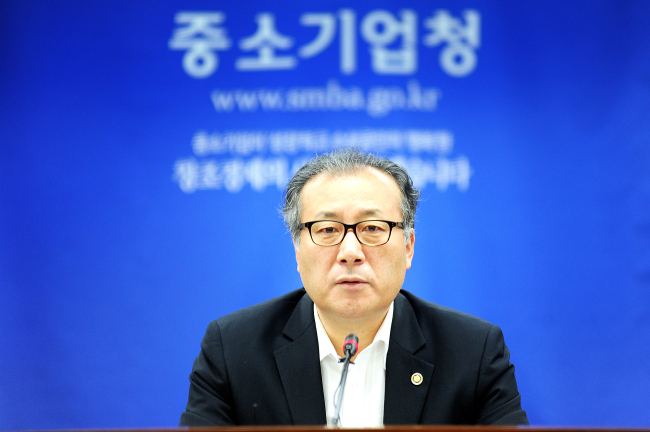 한정화(정무직공무원/교수/한양대학교교수/중소기업청청장)
중소기업청(청장 한정화)은 최근 중산층 증가, 도시화 확산 등으로 급속히 확대되고 있는 중국 내수시장을 집중 공략하기 위해 ‘중국 내수시장 진출을 위한 인프라 구축 4대 전략’을 마련했다고 12일 밝혔다.