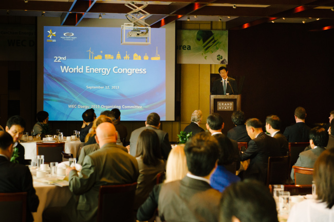 KEPCO CEO Cho Hwan-eik, who chairs the WEC Daegu 2013 organizing committee, speaks to members from Australian Chamber of Commerce and Canadian Chamber of Commerce during a luncheon in Seoul on Thursday.   CCCK