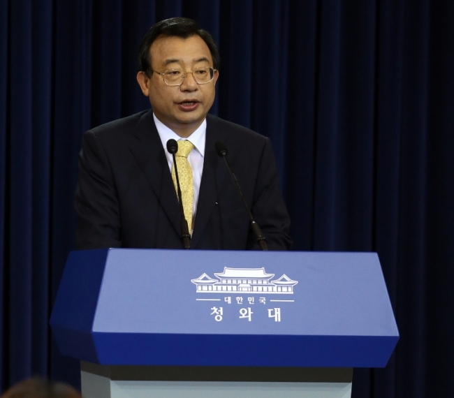이정현(정무직공무원/전국회의원/대통령비서실홍보수석)
이정현 청와대 홍보수석이 12일 오후 청와대 춘추관에서 박근혜 대통령의 국회방문 및 여야대표 3자회담을 제안하고 있다. (연합뉴스)