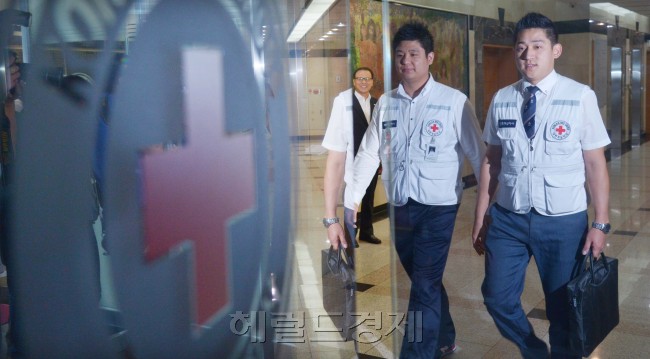 13일 오전 서울 중구 대한적십자에서 직원들이 오는 25일~30일 금강산에서 개최되는 이산가족 상봉 행사를 위한 양측의 이산가족 생사확인 회보서를 교환하기위해 판문점으로 출발하고 있다.<br />김명섭 기자 msiron@heraldcorp.com
13일 오전 서울 중구 대한적십자에서 직원들이 오는 25일~30일 금강산에서 개최되는 이산가족 상봉 행사를 위한 양측의 이산가족 생사확인 회보서를 교환하기위해 판문점으로 출발하고 있다.
김명섭 기자 msiron@heraldcorp.com