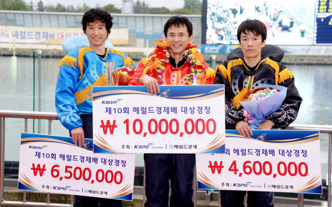헤럴드경제배 대상경정. 박현구 기자phko@heraldcorp.com 2013.-9.12
헤럴드경제배 대상경정. 박현구 기자phko@heraldcorp.com 2013.-9.12
헤럴드경제배 대상경정. 박현구 기자phko@heraldcorp.com 2013.-9.12
12일 경기 하남시 미사리 조정경기장에서 펼쳐진 제10회 헤럴드경제배 대상경정에서 영예의 우승을 차지한 김국흠(가운데)이 2위 이태희(왼쪽), 3위 배혜민과 함께 상금과 상패를 받은 후 기뻐하고 있다. 하남=박현구 기자/phko@heraldcorp.com