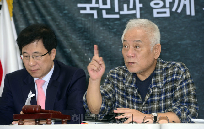 김한길 민주당 대표가 13일 오전 민주당 천막당사에서 열린 최고위원회의에서 박근혜 대통령이 제안한 '여야대표를 포함한 3인 회담' 제의를 받아 들이겠다고 밝히고 다른 의원들의 발언을 경청하고 있다. 김 대표는  "회담의 형식보다는 그 내용이 더 중요하다고 생각하기 때문"이라며 "국정원 개혁 등 민주주의 회복에 대한 대통령의 확고한 의지가 담보되는 회담이 돼야 할 것"이라고 강조했다. 박해묵 기자/mook@heraldcorp.com