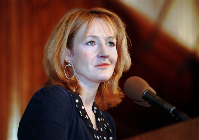 조앤K.롤링(JoanK.Rowling/소설가)
Film studio Warner Bros. announced Thursday that Rowling will write the screenplay for a movie based on “Fantastic Beasts and Where to Find Them,” her textbook to the magical universe she created in the boy wizard’s stories.