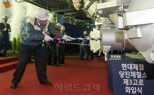 13일 오전 현대제철 당진제철소에서 열린 제3고로 화입식에 참석한 정몽구 현대차그룹 회장이 제3고로에 화입을 하고 있다./안훈기자 rosedale@ 2013.09.13
13일 오전 현대제철 당진제철소에서 열린 제3고로 화입식에 참석한 정몽구 현대차그룹 회장이 제3고로에 화입을 하고 있다./안훈기자 rosedale@ 2013.09.13