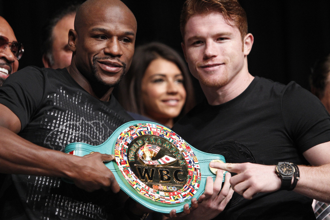 Boxers Floyd Mayweather (left) and Canelo Alvarez pose during a press conference in Las Vegas on Wednesday.   AP-Yonhap News