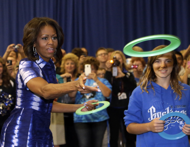 미셸오바마(MichelleObama/변호사)
First Lady Michelle Obama partakes in an event at Watertown High School to encourage people to drink more water in Watertown, Wisconsin, Thursday.   AP-Yonhap News
