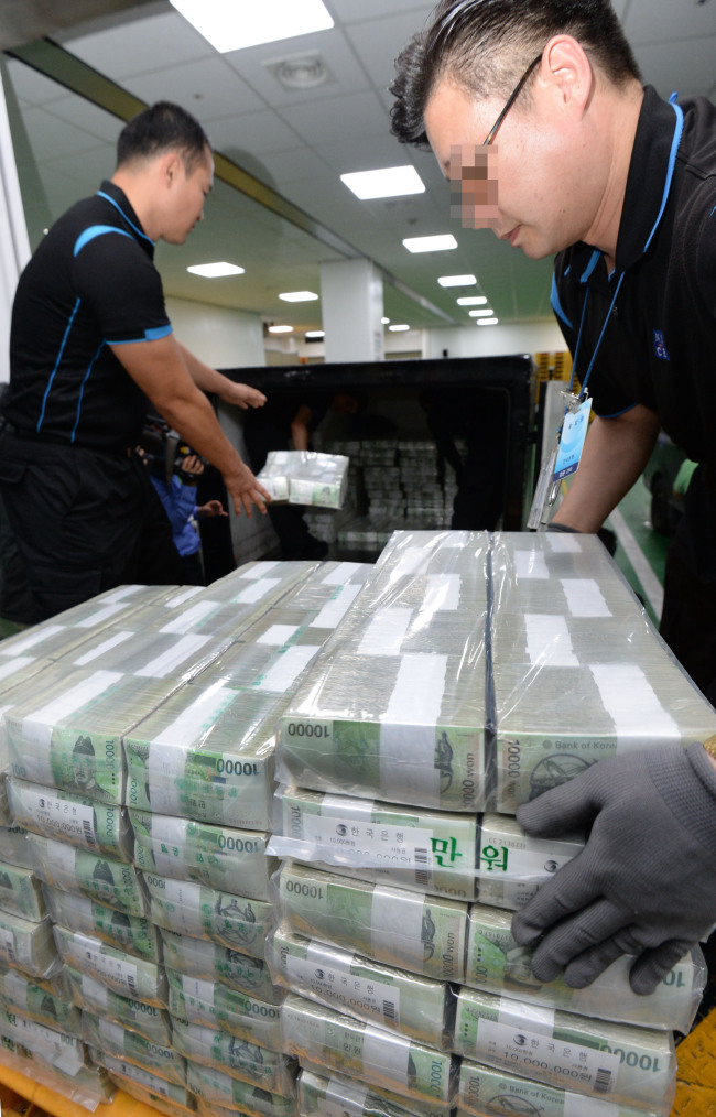 Employees at the Bank of Koreas’ main headquarters in Seoul prepare funds to be released ahead of Chuseok, the nation’s largest holiday, on Friday.   Lee Sang-sub/The Korea Herald