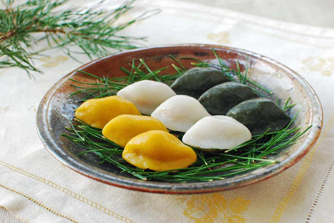 Songpyeon (half-moon shaped rice cakes) (Korean Bapsang)